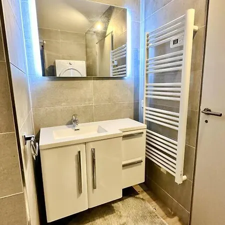 아파트 Beautiful - Air Conditionning -pool -10min Beach -parking Near *